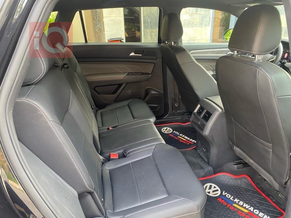 ڤۆڵکسواگن ئەتڵەس کرۆس سپۆرت